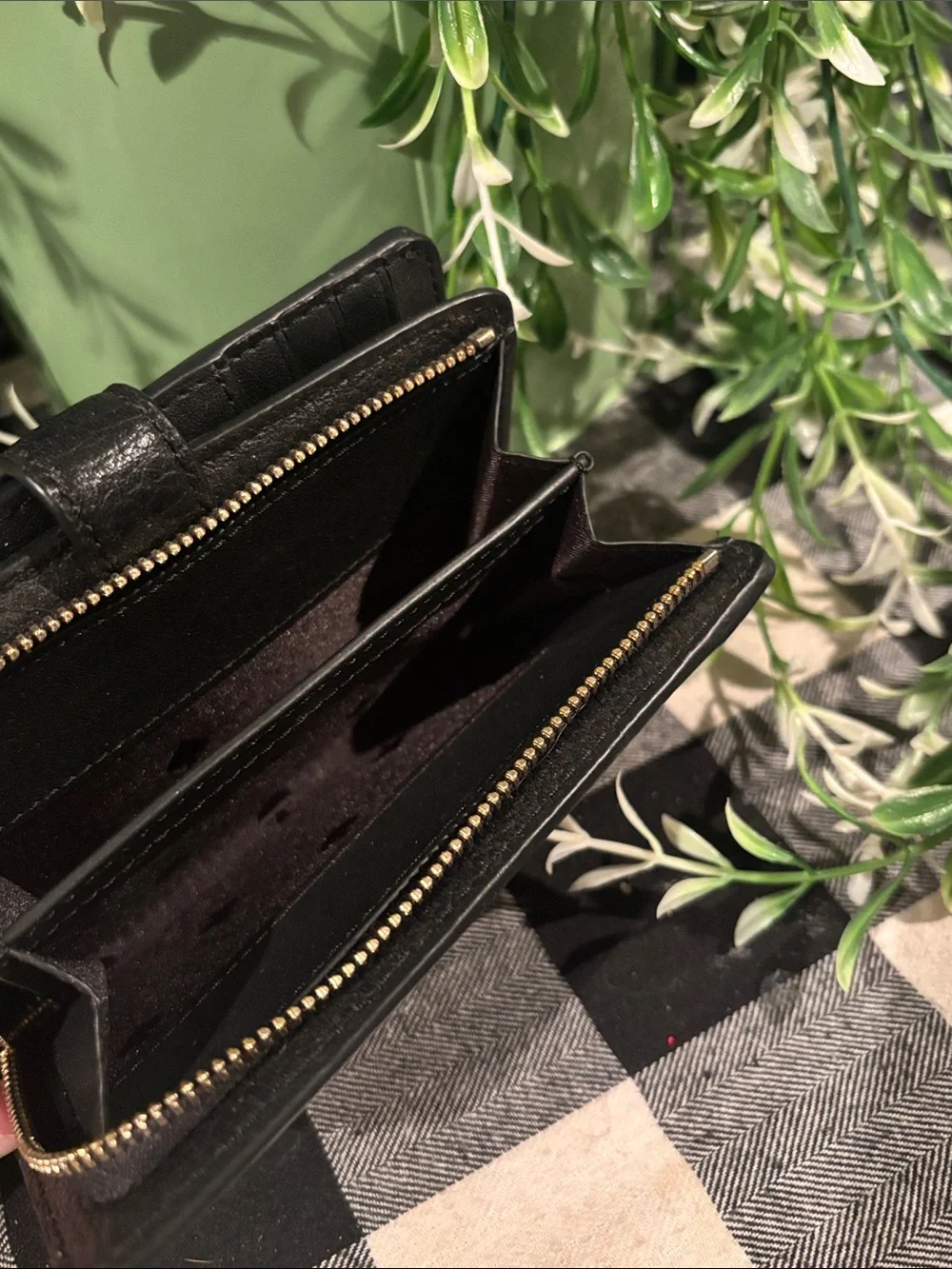 kate spade black pebbled leather compact wallet with gold logo